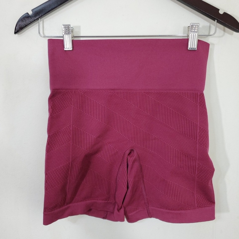Lululemon Sculpt shorts. Size 6 - Picture 8 of 8